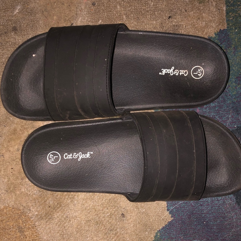 All black Cat and Jack slides. Kids L (4/5).